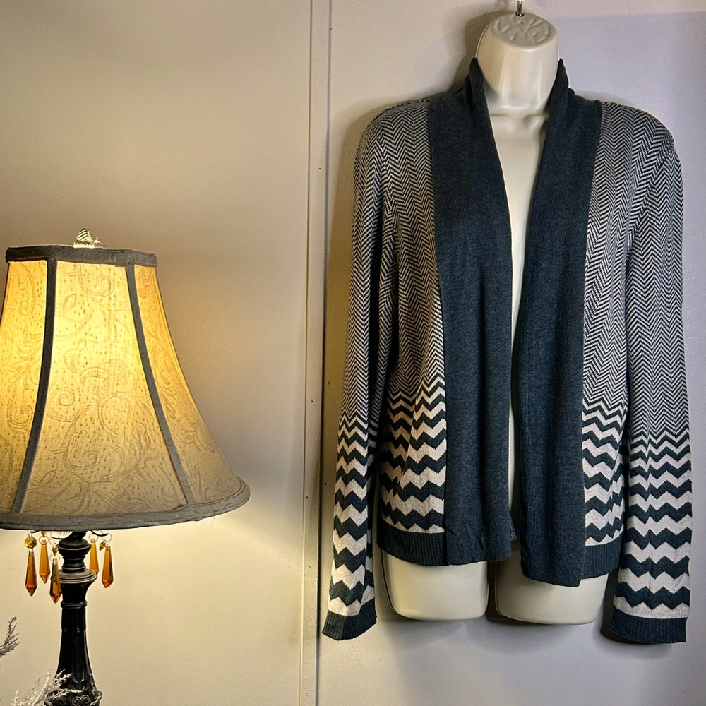 89th & Madison | Shrug | Black & White | Lg